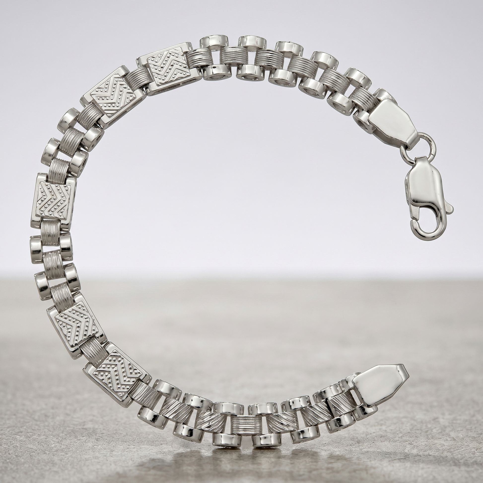 Link pattern and surface detail across the panel link bracelet by Silvme
