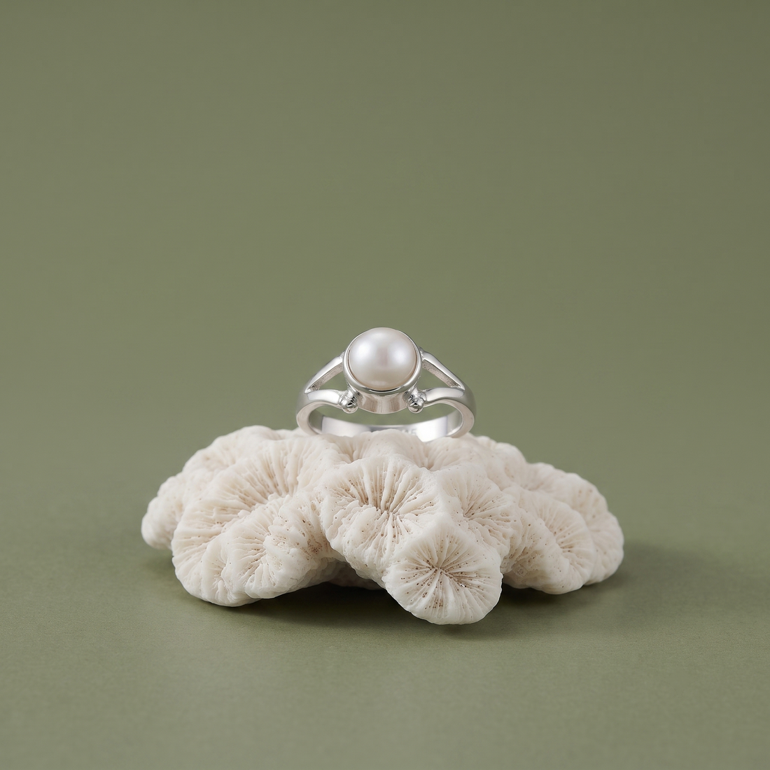 Close-up of the single round white pearl on a split-shank band, Silvme 925 sterling silver pearl solitaire ring for women