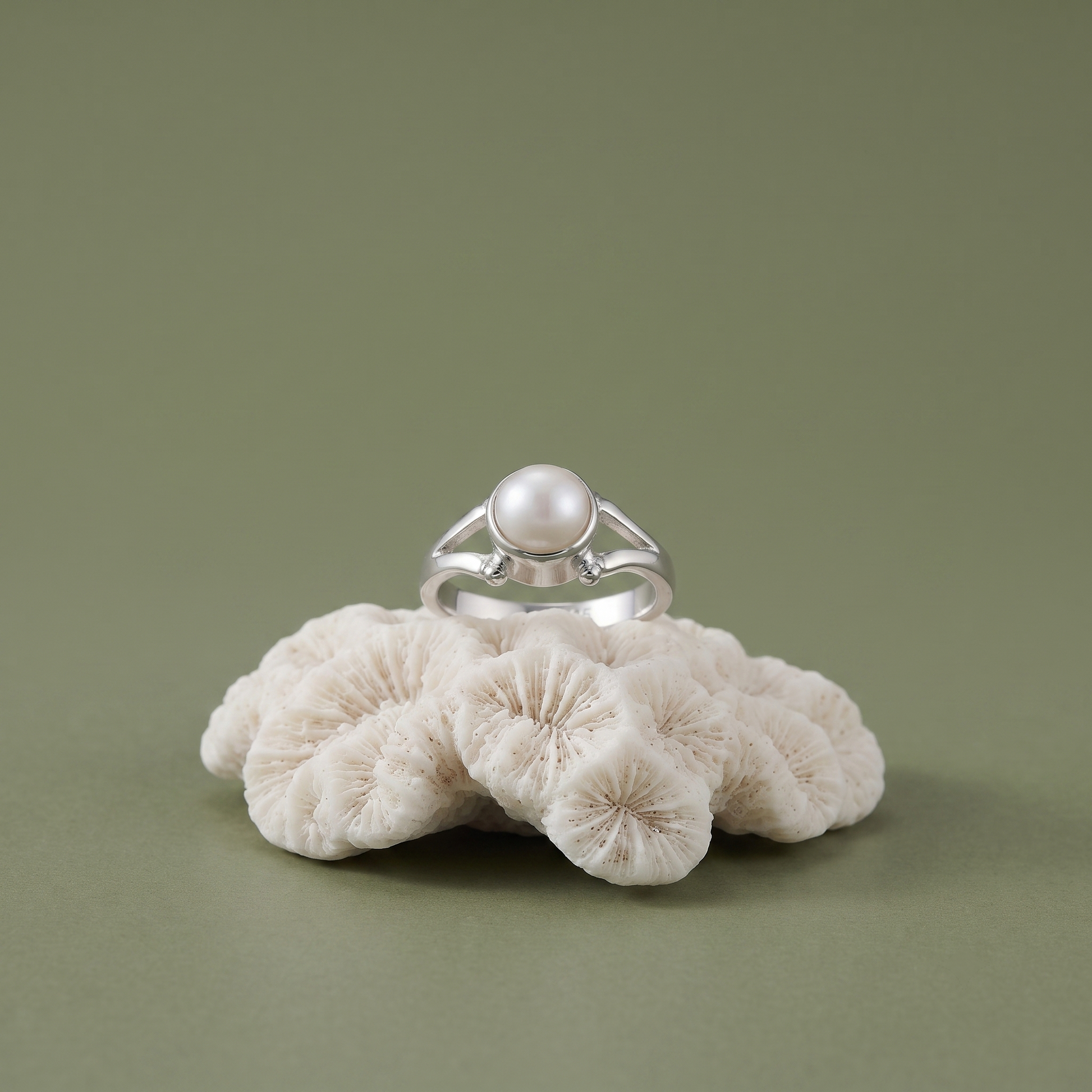 Close-up of the single round white pearl on a split-shank band, Silvme 925 sterling silver pearl solitaire ring for women
