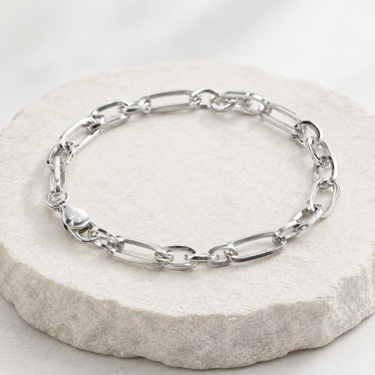 Close-up of elongated flat links paired with rounder ovals for an easy, open look on the Silvme elongated figaro bracelet
