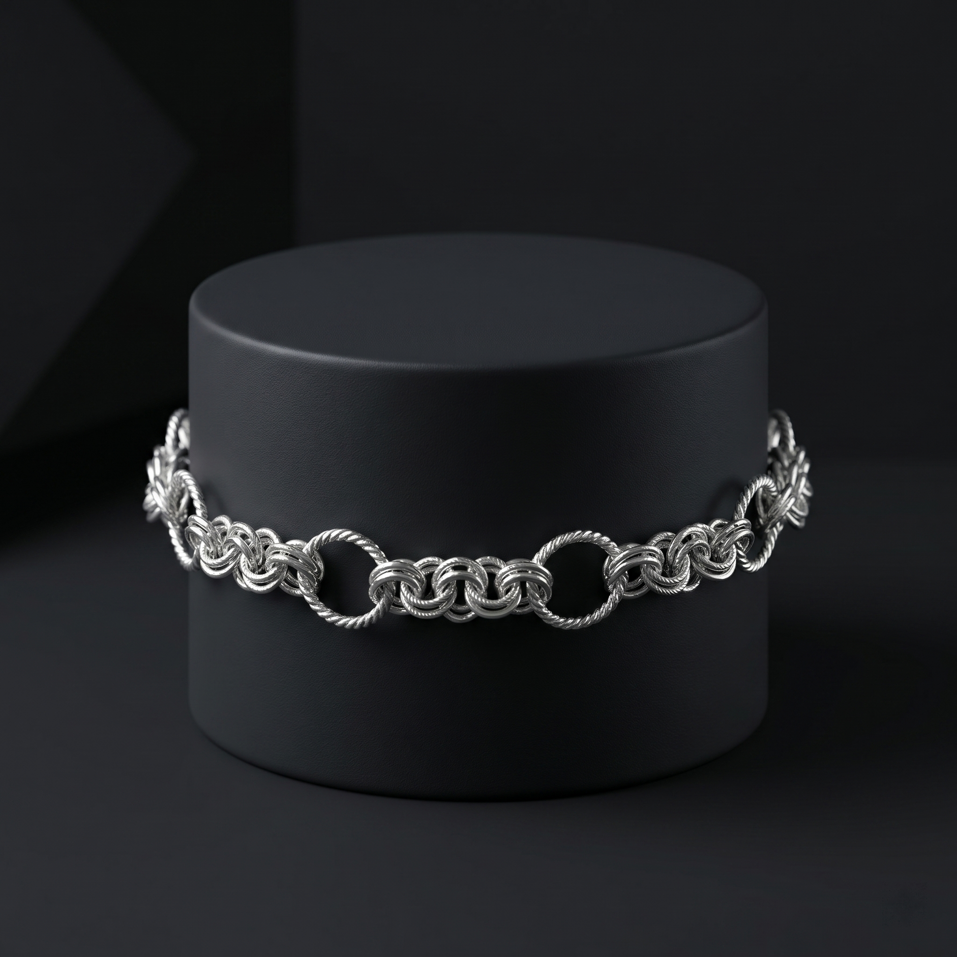Close-up of round rolo links that alternate between a rope-cut edge and a plain polish on the Silvme textured rolo chain brac