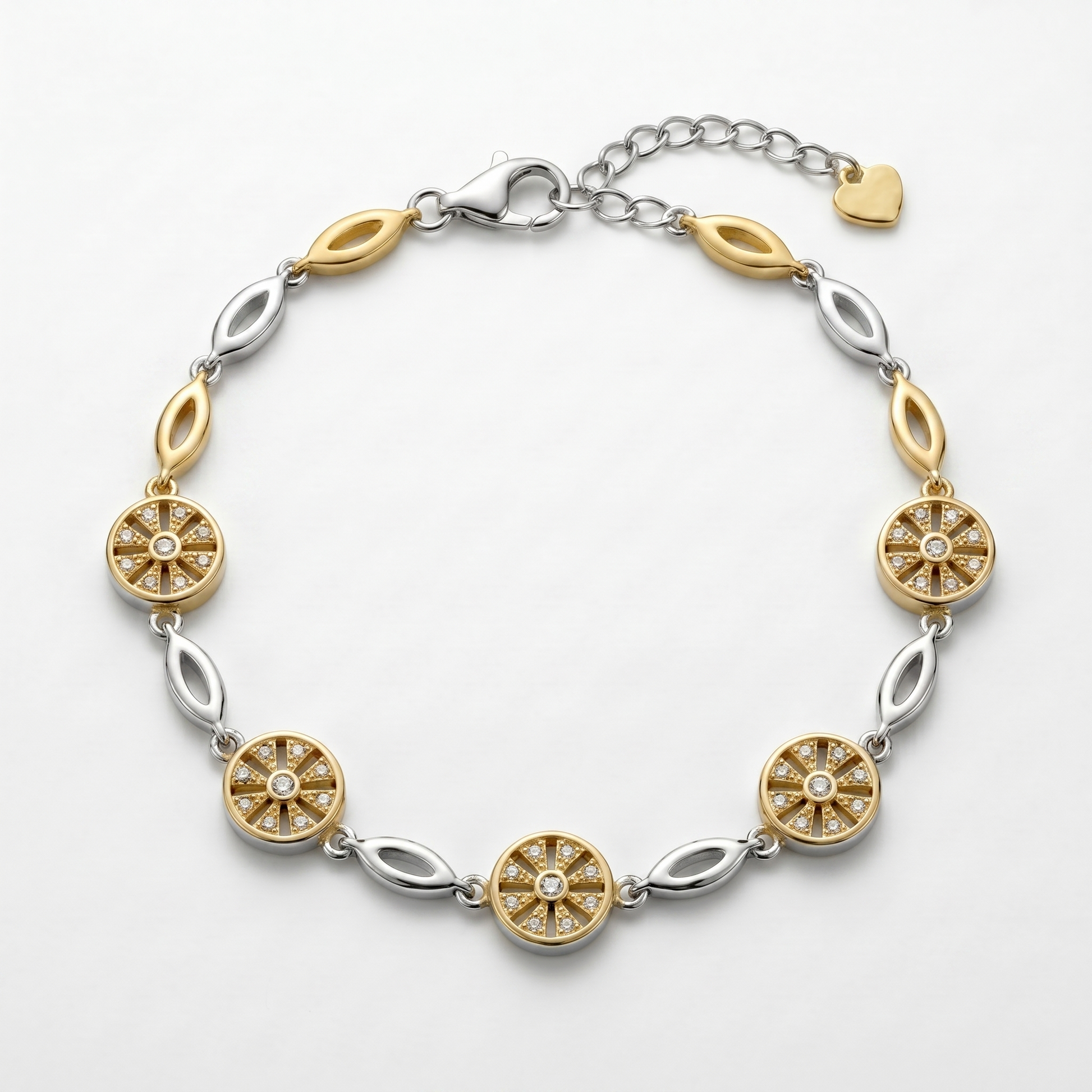 Horseshoe Bracelet design detail on the Silvme Horseshoe Bracelet, crafted in polished 925 silver