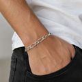 Link pattern and surface detail across the faceted figaro chain bracelet by Silvme