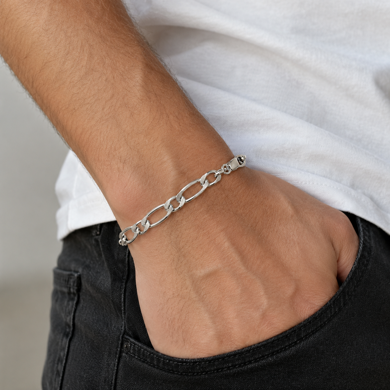 Link pattern and surface detail across the faceted figaro chain bracelet by Silvme