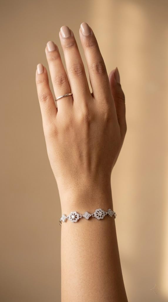 Elegant Minimalist Silver Bracelet – the Silvme Floral Design Bracelet in 925 silver, a gift-worthy silver piece