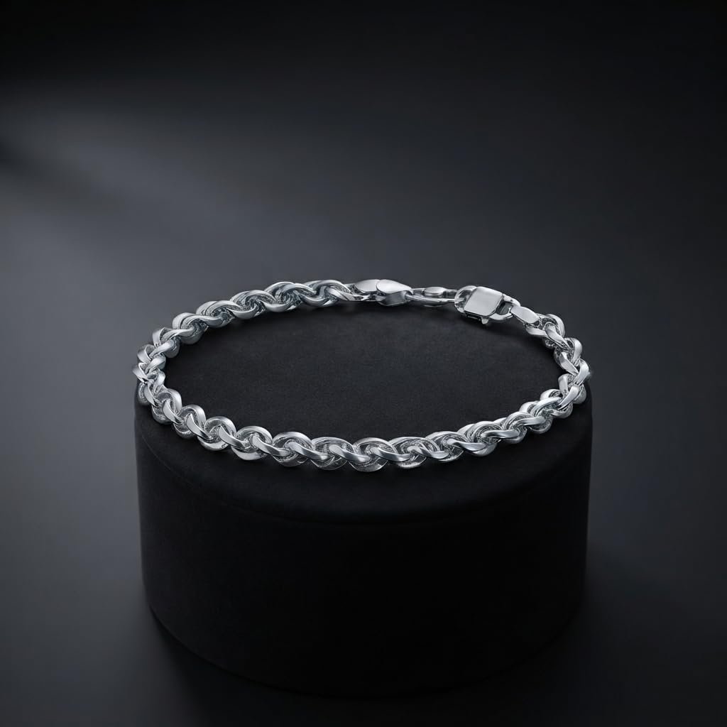 Link pattern and surface detail across the twisted rope chain bracelet by Silvme