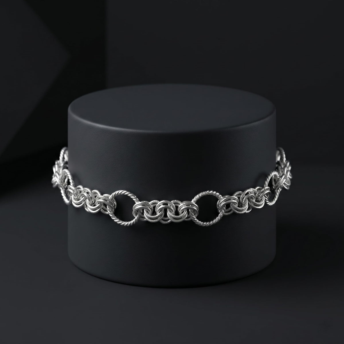 Close-up of round rolo links that alternate between a rope-cut edge and a plain polish on the Silvme textured rolo chain brac