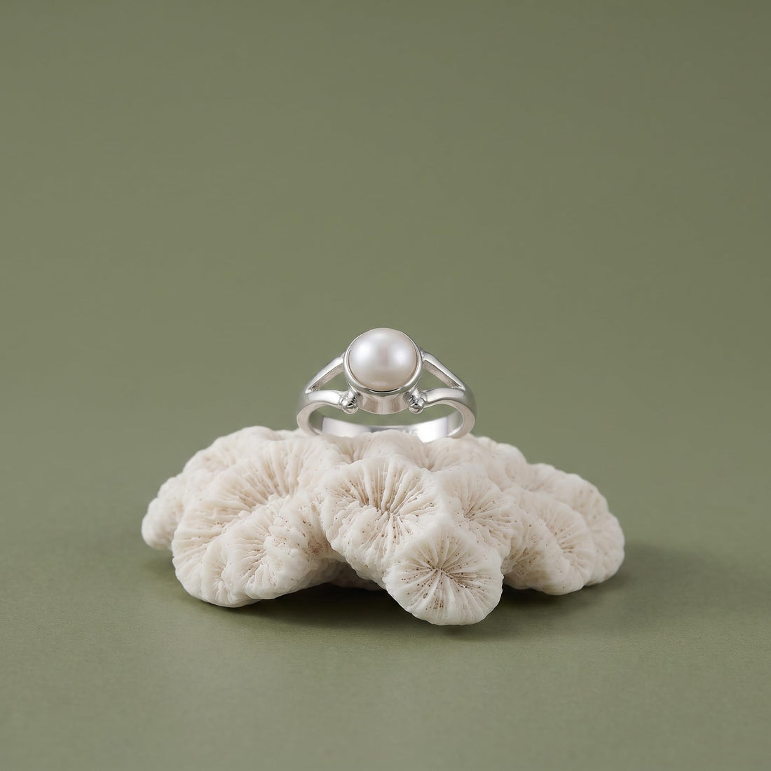 Close-up of the single round white pearl on a split-shank band, Silvme 925 sterling silver pearl solitaire ring for women