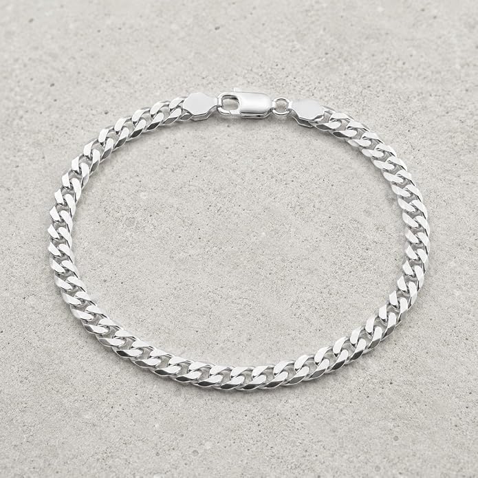 Lobster clasp and end links on the Silvme heavy curb chain bracelet