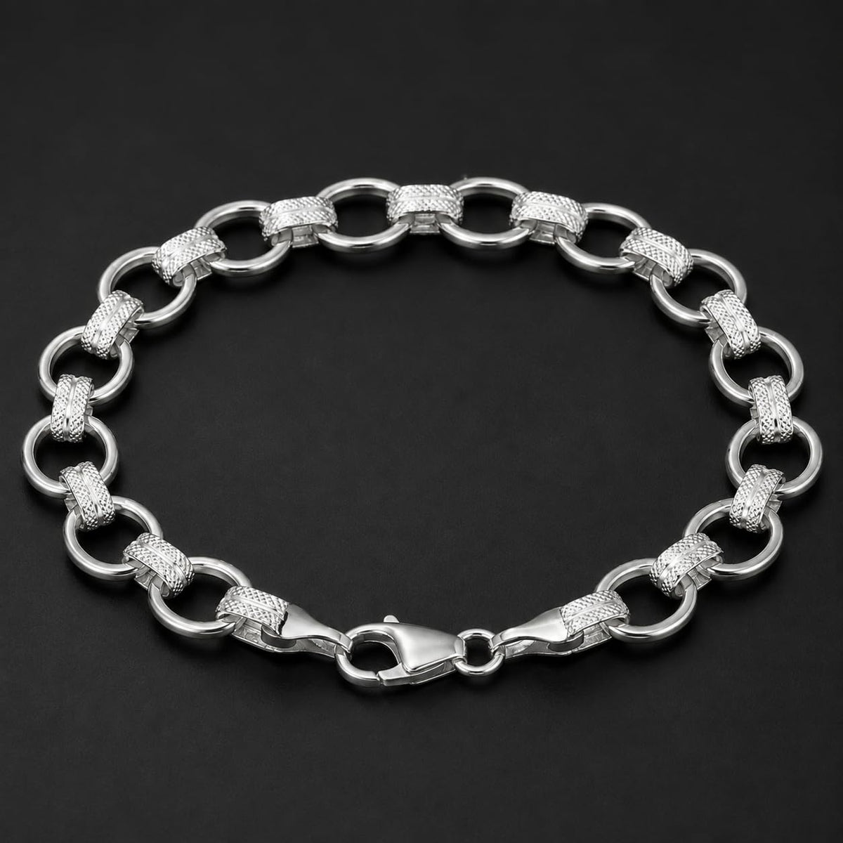 Close-up of round links that switch between a rope-cut texture and a clean polish on the Silvme rope-cut rolo chain bracelet