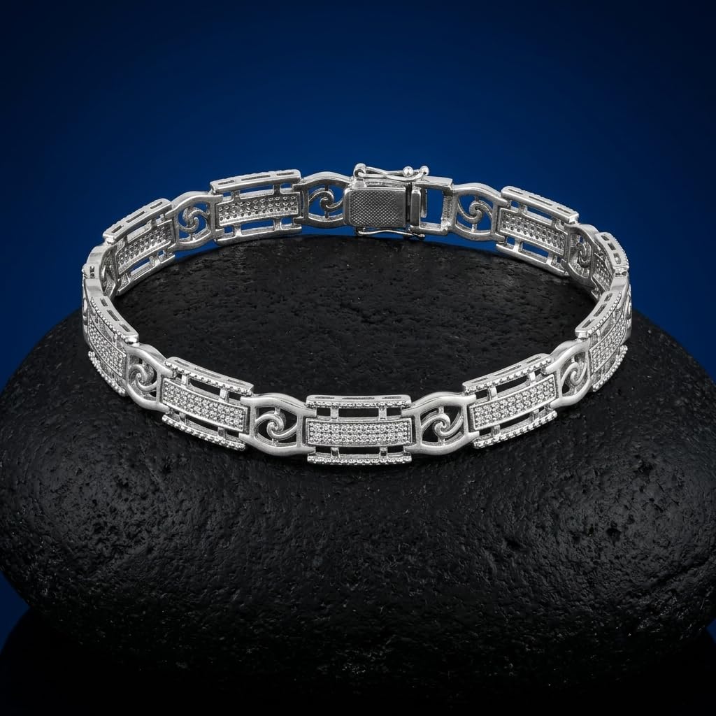 Link pattern and surface detail across the slim textured link bracelet by Silvme