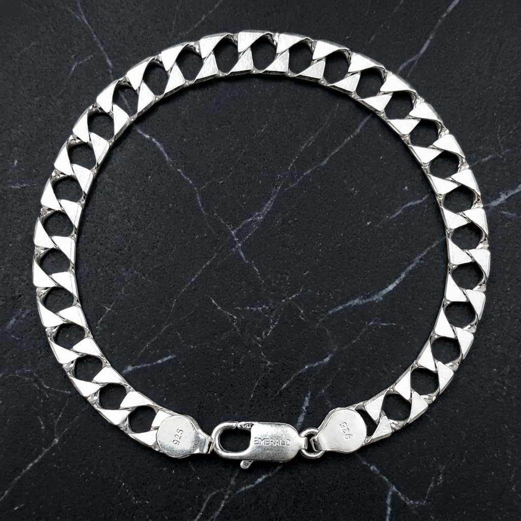 Lobster clasp and end links on the Silvme wide curb chain bracelet