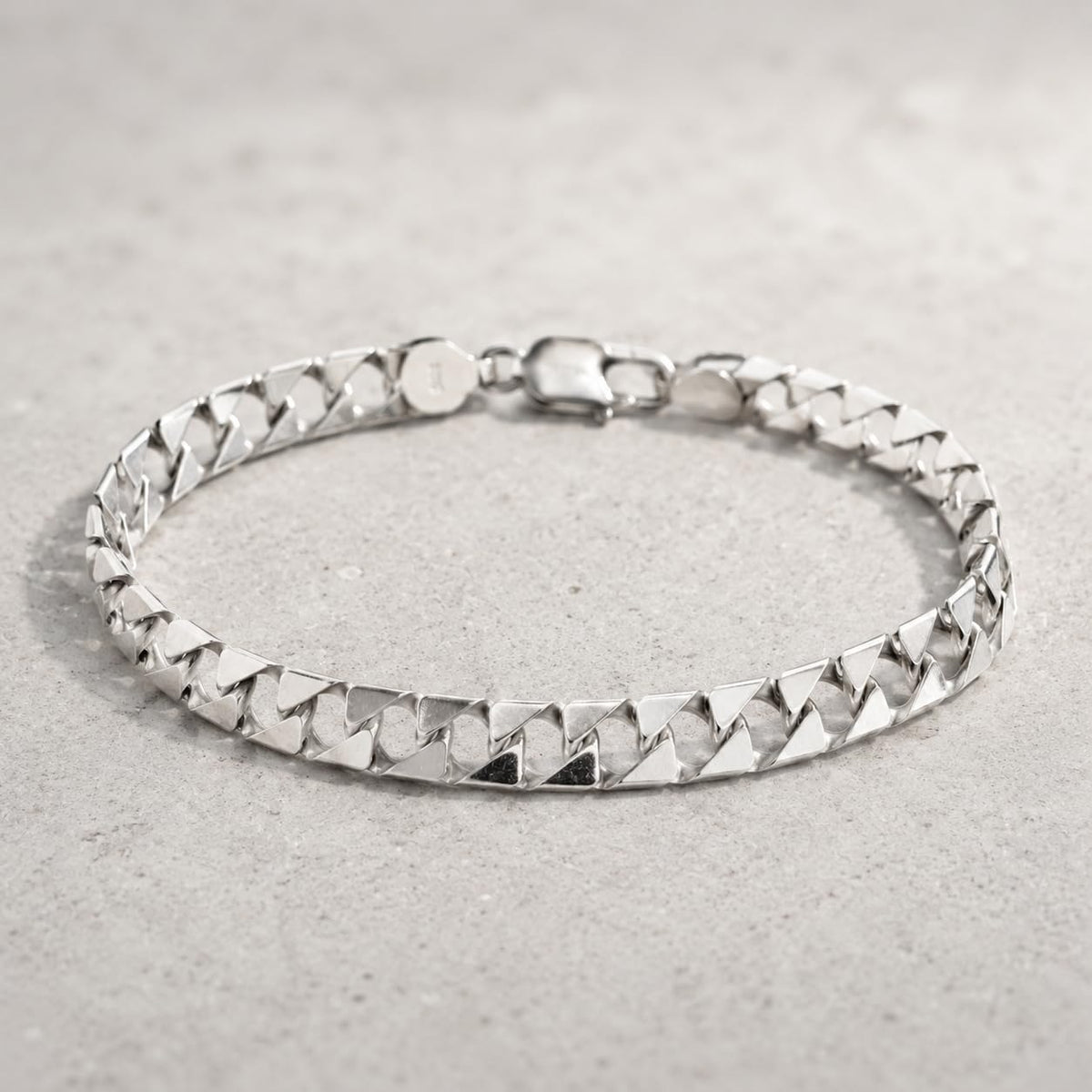 Lobster clasp and end links on the Silvme solid flat curb chain bracelet