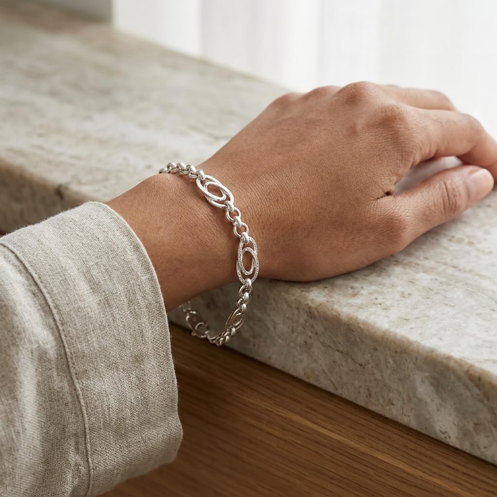 Lobster clasp and end links on the Silvme oval station rolo bracelet