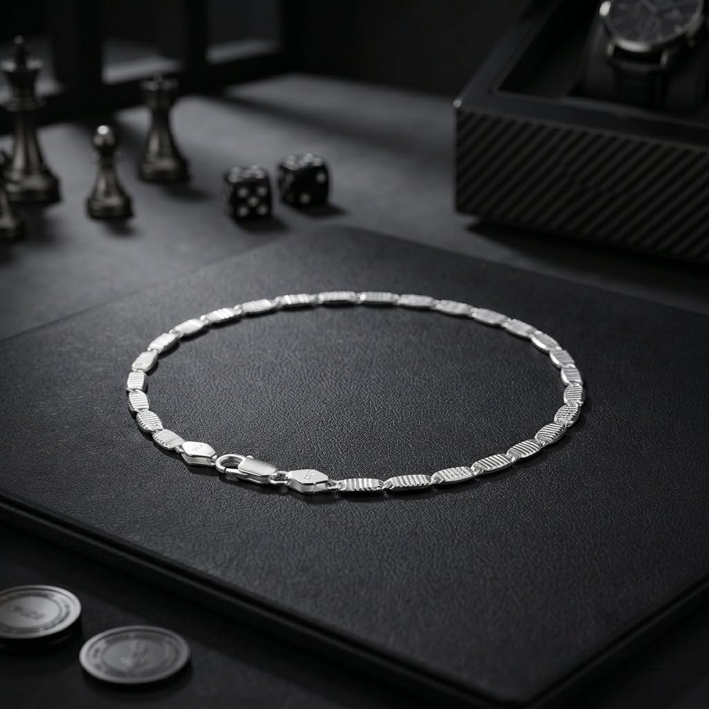 Link pattern and surface detail across the flat mariner link bracelet by Silvme