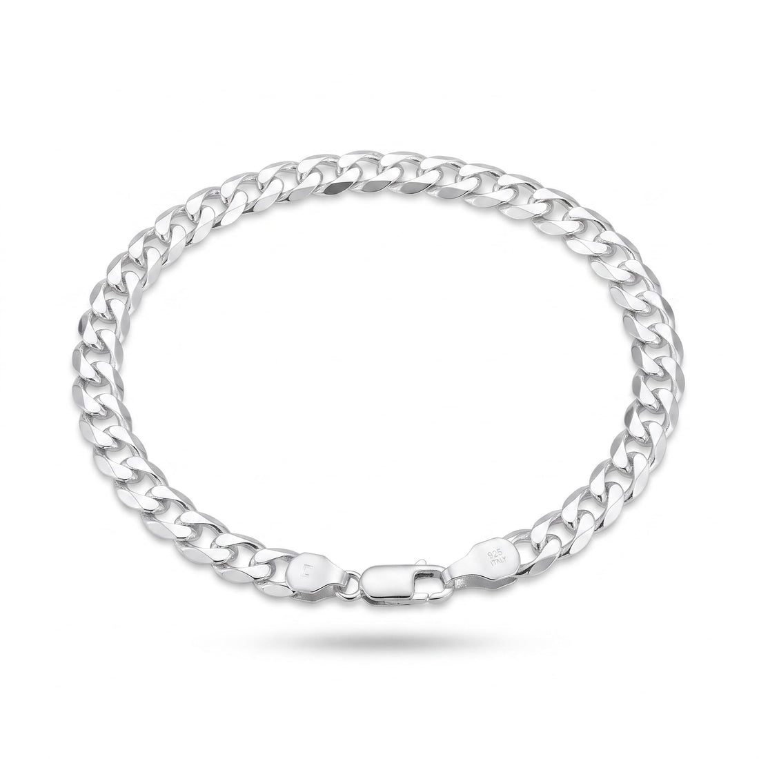 Close-up of a rounded curb chain with a soft, continuous shine on the Silvme polished curb chain bracelet