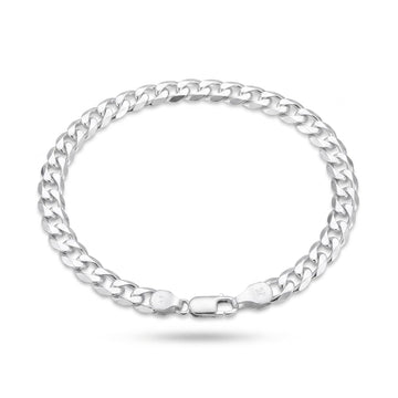 Close-up of a rounded curb chain with a soft, continuous shine on the Silvme polished curb chain bracelet