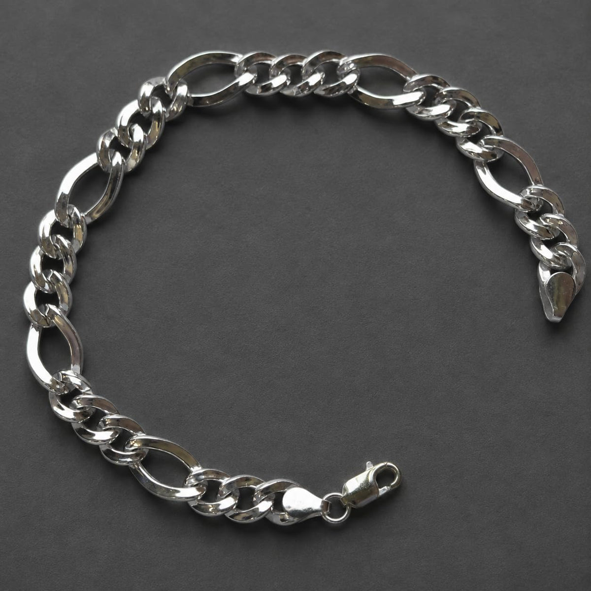 Lobster clasp and end links on the Silvme figaro chain bracelet