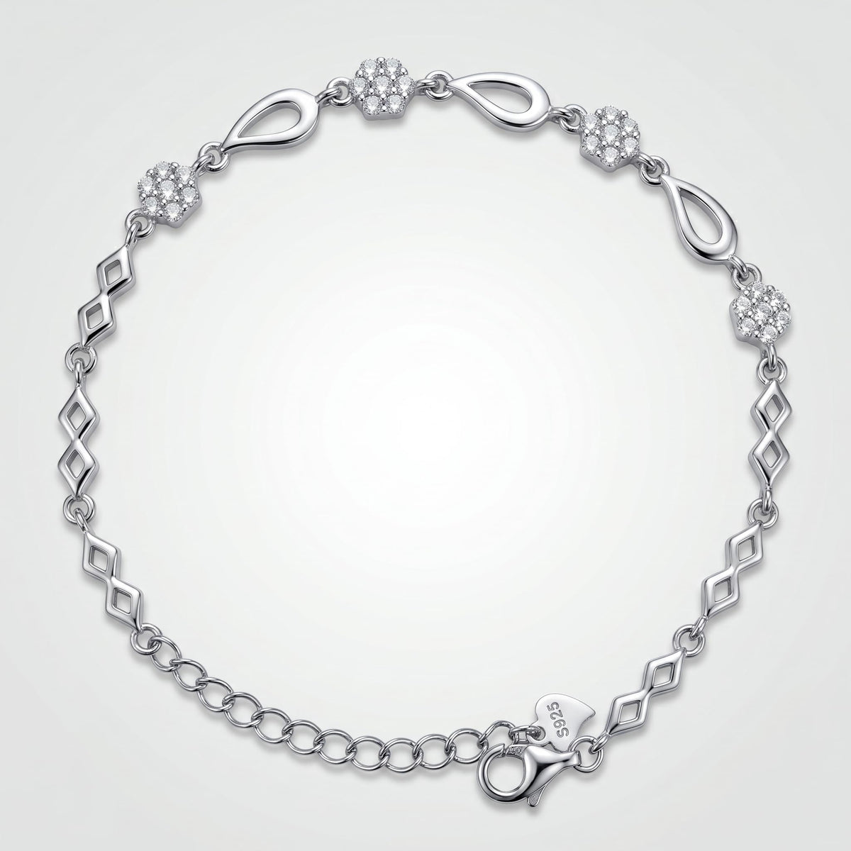 Infinity Link design detail on the Silvme Infinity Link Bracelet, crafted in polished 925 sterling silver