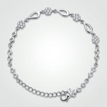 Infinity Link design detail on the Silvme Infinity Link Bracelet, crafted in polished 925 sterling silver