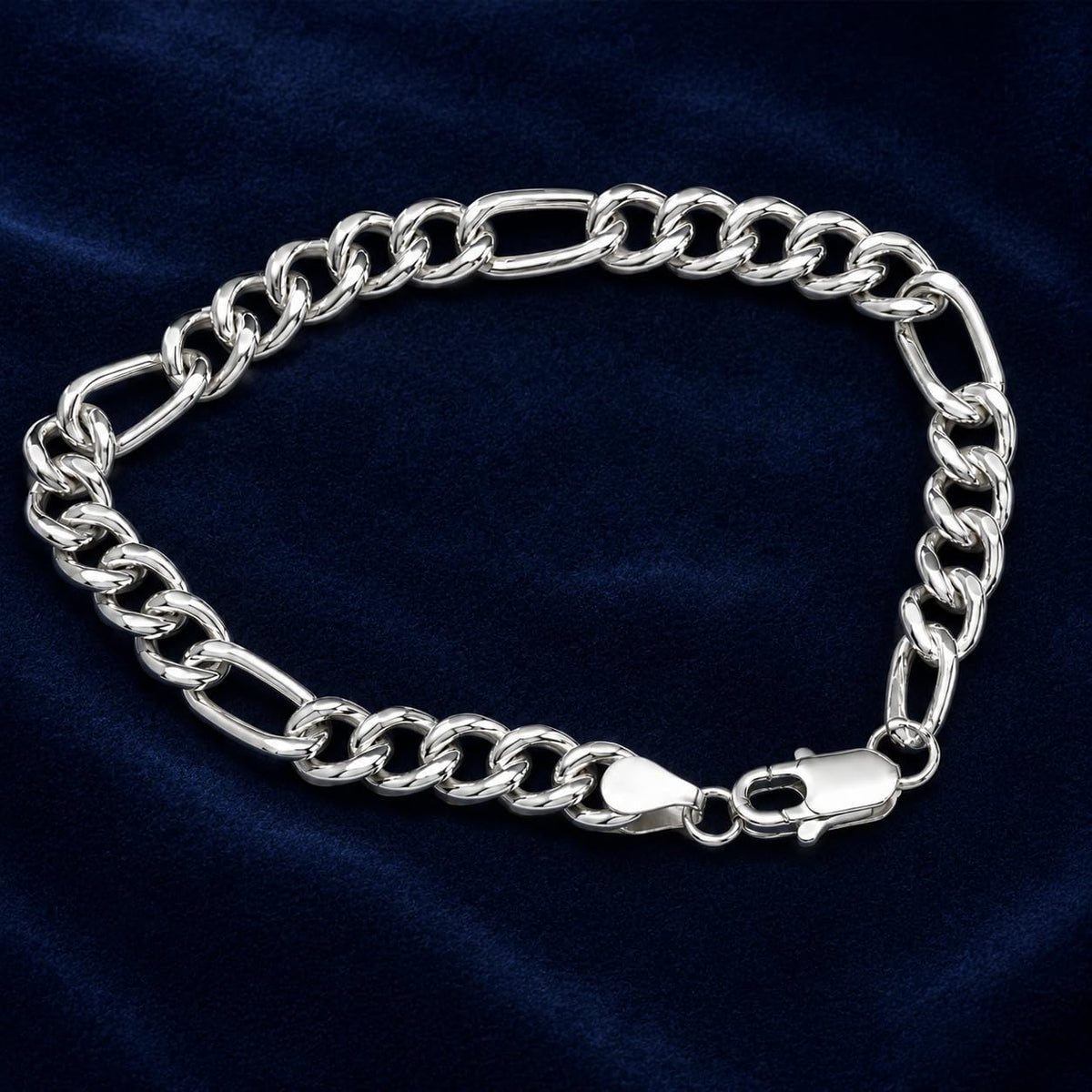 Lobster clasp and end links on the Silvme polished figaro chain bracelet
