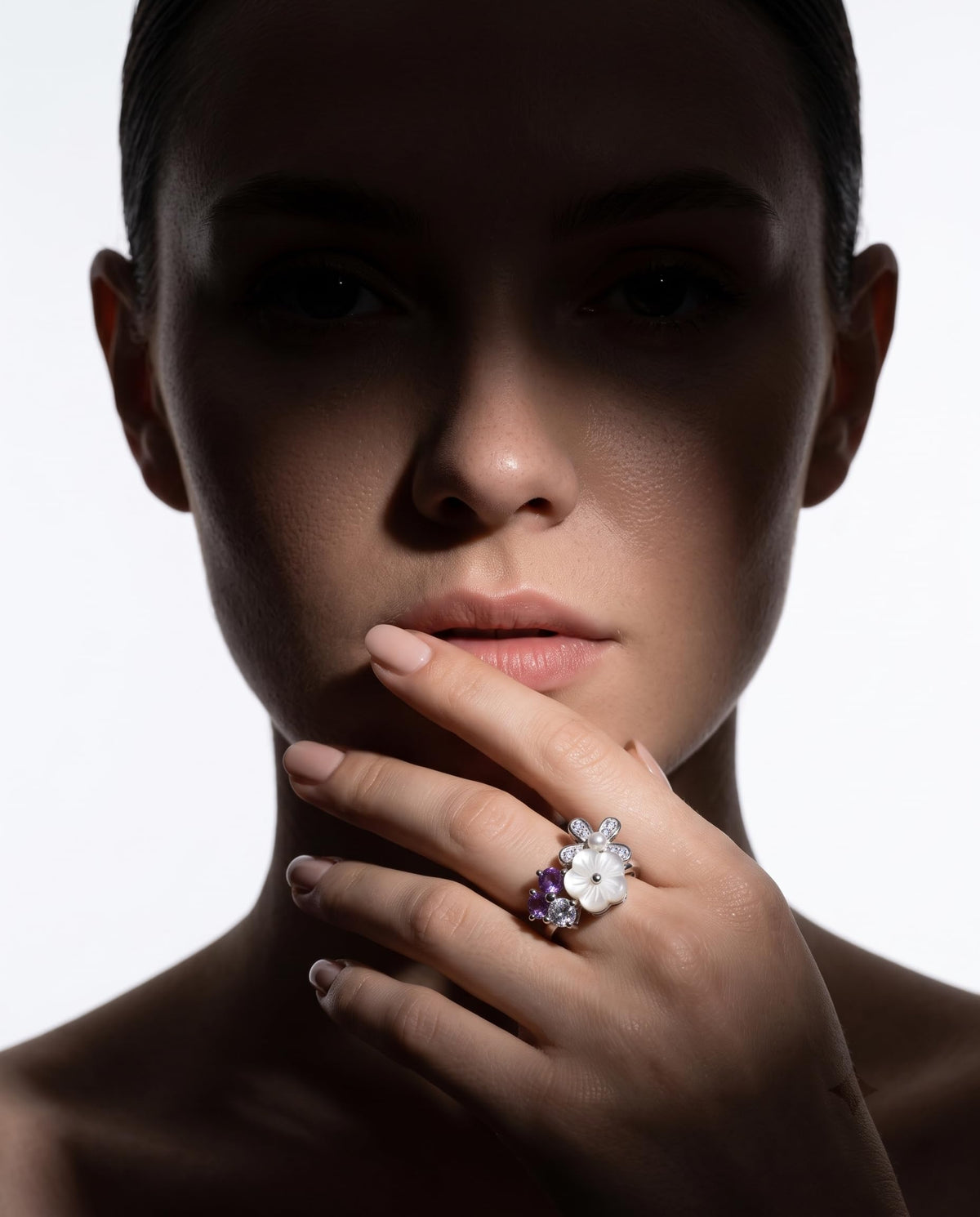 Silvme Purple Daisy Flower Cluster 925 sterling silver ring for women with a pearl-effect accent — worn on the finger (4)