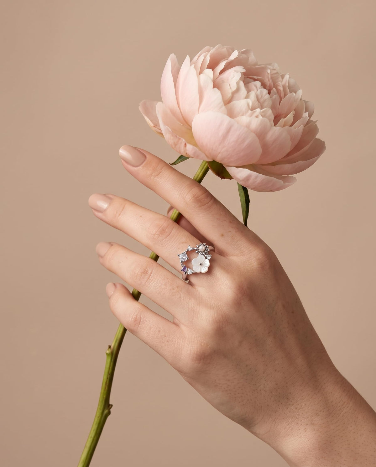 Silvme Pearlescent Garden Wreath 925 sterling silver ring for women with a pearl-effect accent — worn on the finger (5)