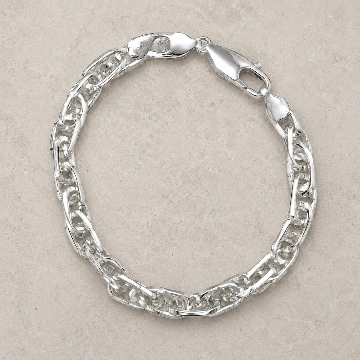 Lobster clasp and end links on the Silvme chunky twisted link bracelet