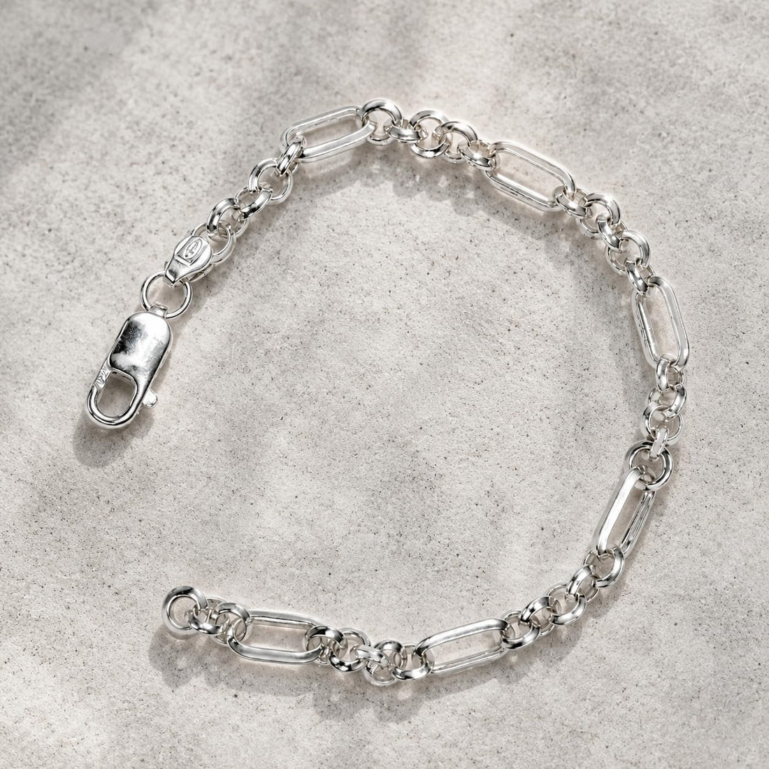 Close-up of a lighter Figaro run with slim oval links on the Silvme slim figaro chain bracelet