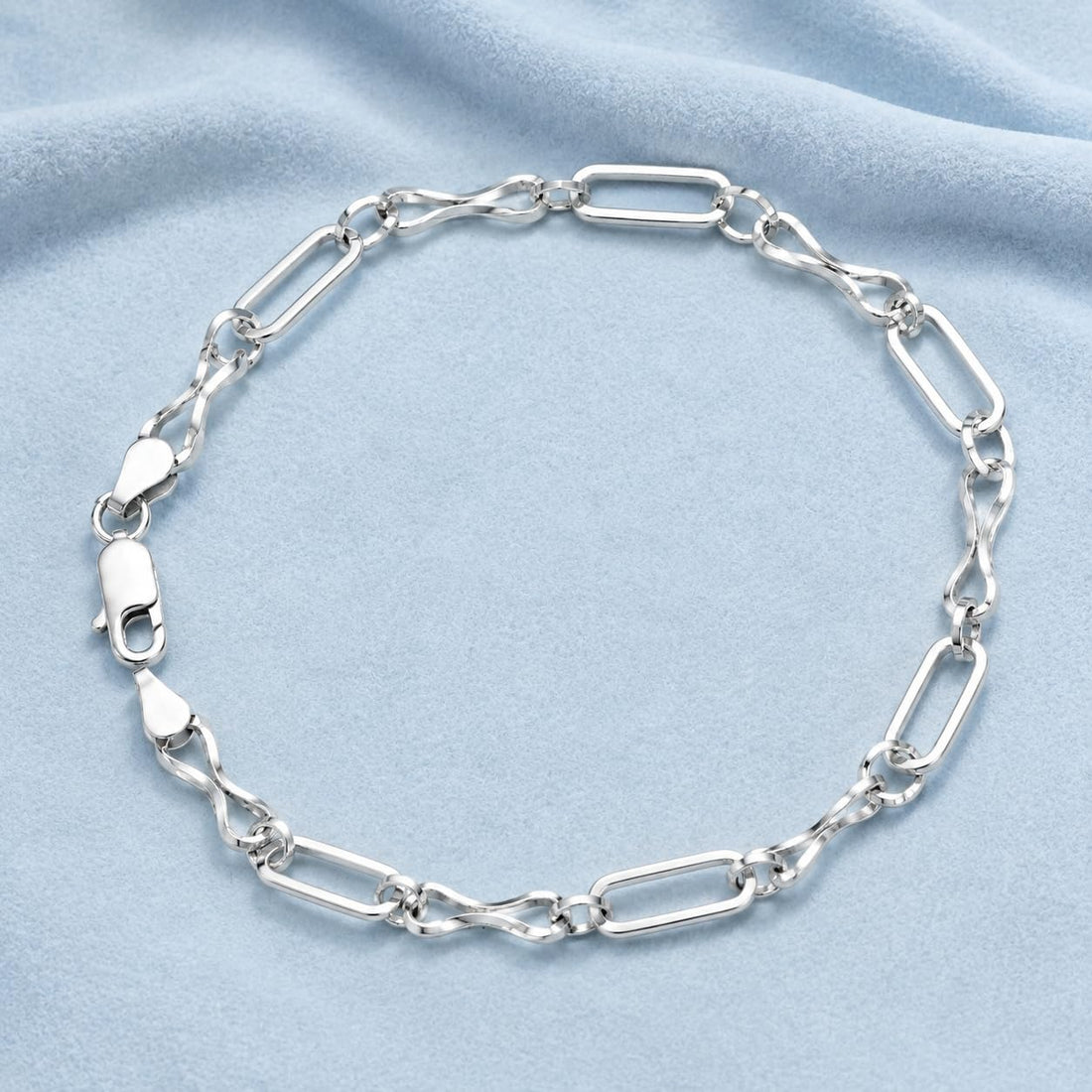 Lobster clasp and end links on the Silvme long and short link bracelet