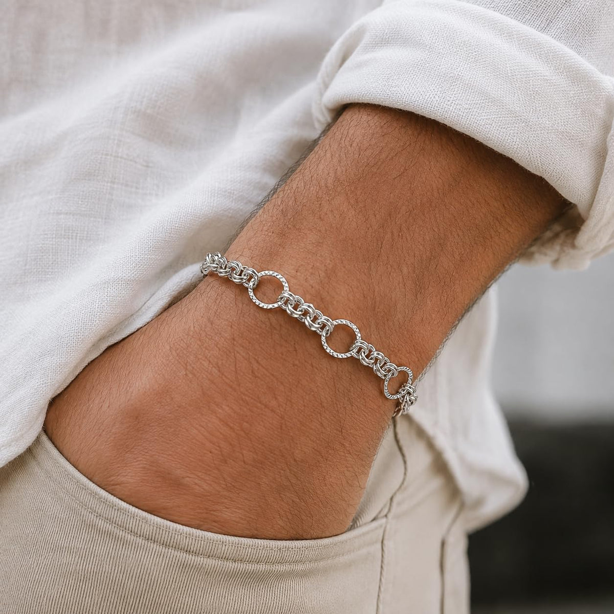 Link pattern and surface detail across the textured rolo chain bracelet by Silvme