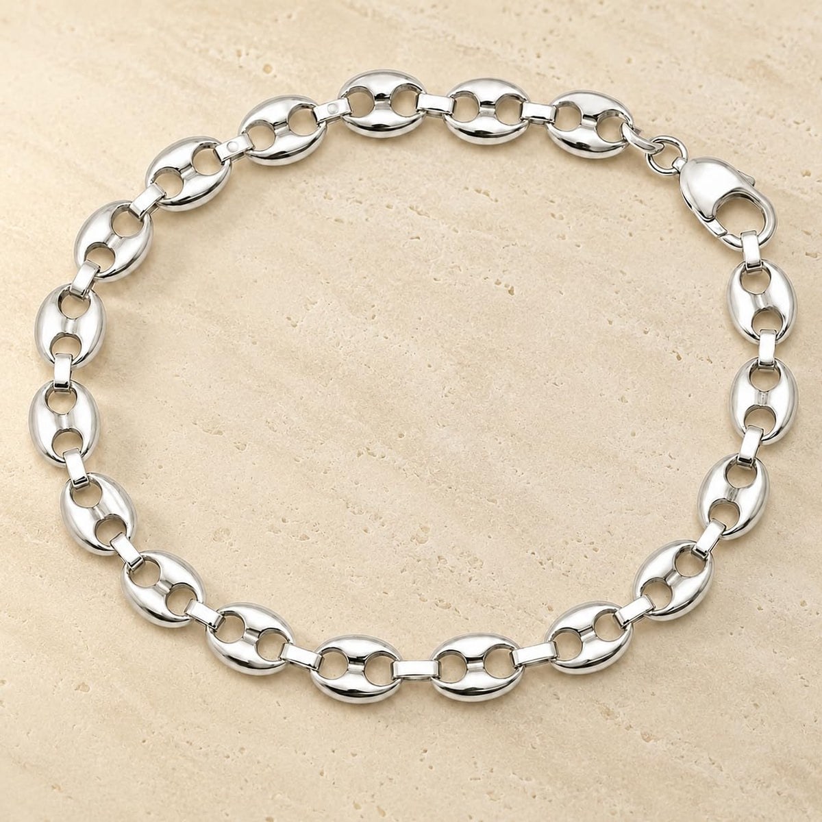 Link pattern and surface detail across the mariner link bracelet by Silvme
