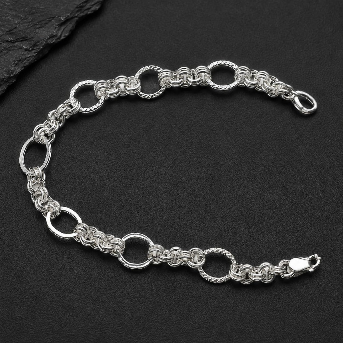 Lobster clasp and end links on the Silvme textured rolo chain bracelet