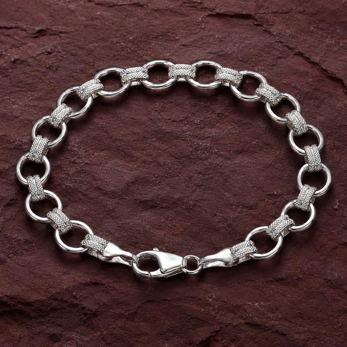 Lobster clasp and end links on the Silvme rope-cut rolo chain bracelet