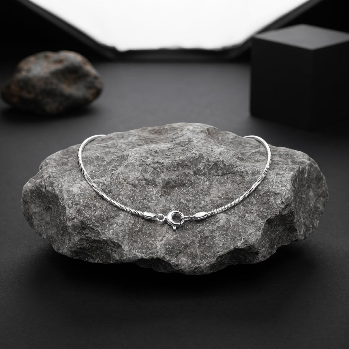 925 silver rhodium-plated chain for women and men from Silvme, around 4.75 g on the scale