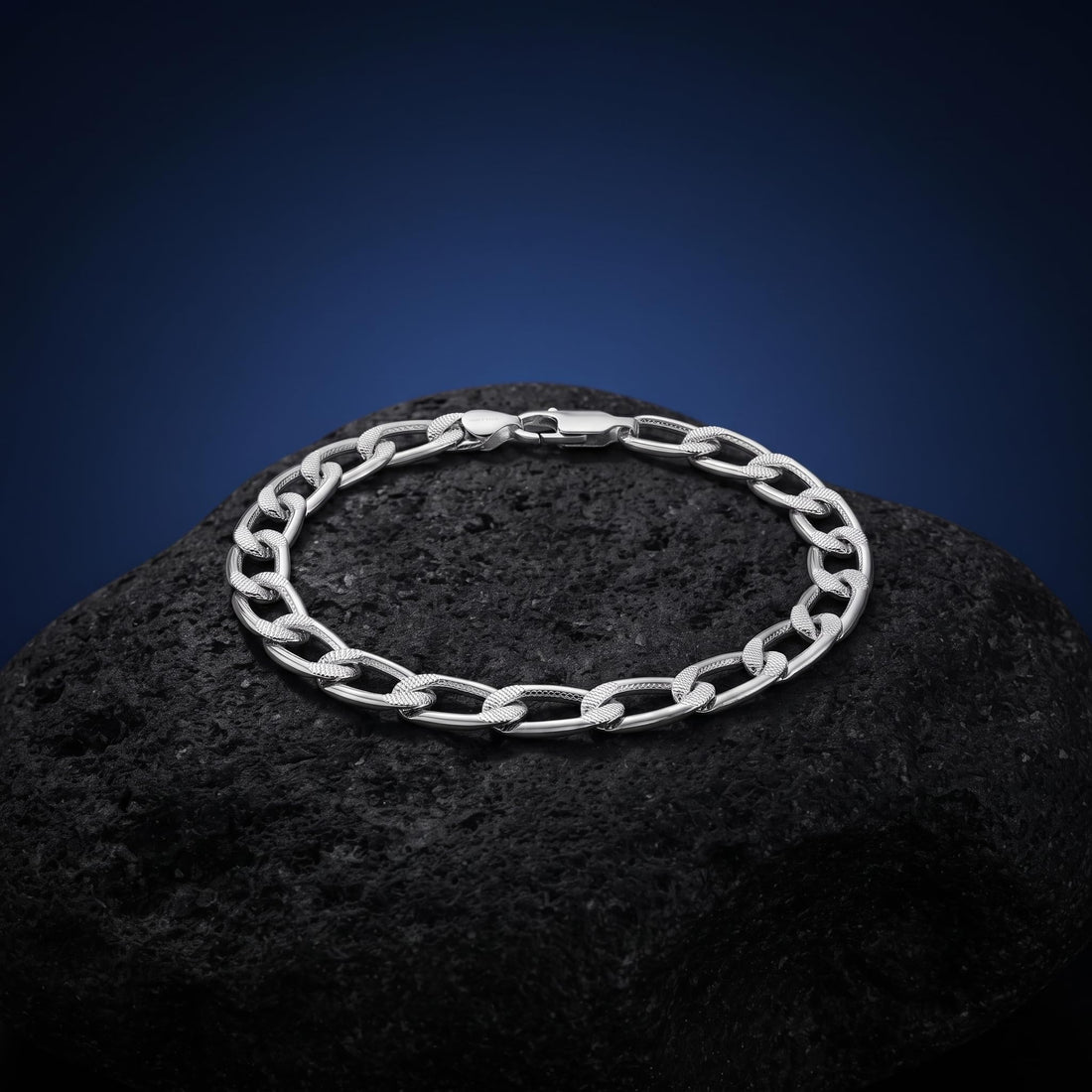 Link pattern and surface detail across the curb chain bracelet by Silvme