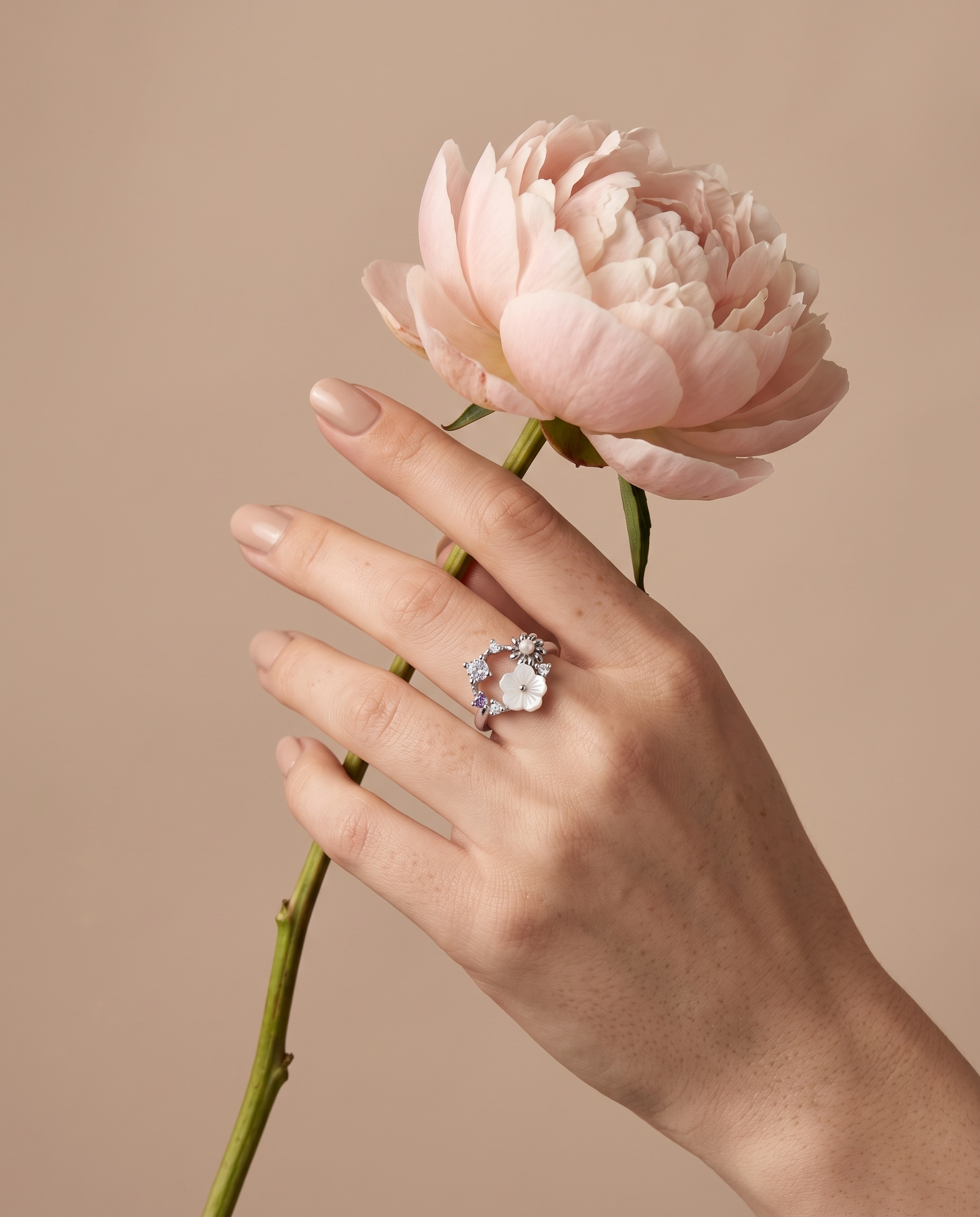 Silvme Pearlescent Garden Wreath 925 sterling silver ring for women with a pearl-effect accent — worn on the finger (5)